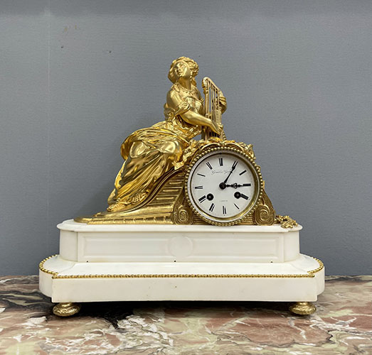 Đồng hồ cổ để bàn của Pháp được chế tác từ đồng mạ vàng và đá cẩm thạch trắng
