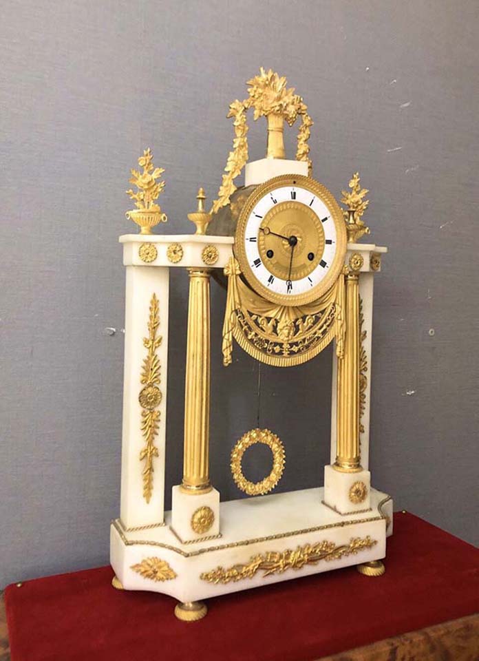 Đồng hồ khải hoàn môn đá trắng thế kỷ 18