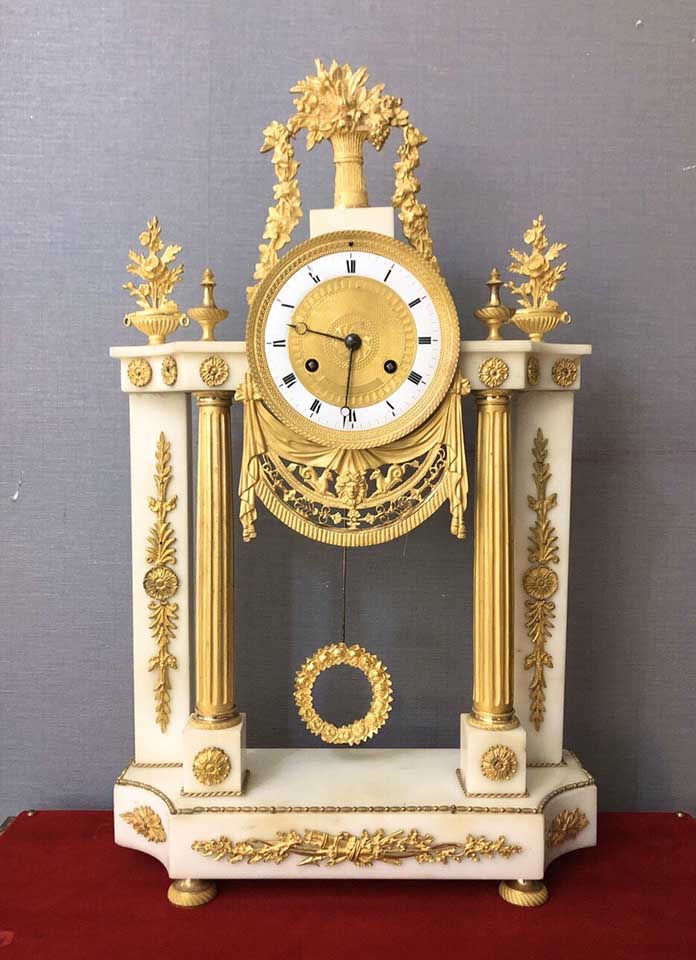 Đồng hồ khải hoàn môn đá trắng thế kỷ 18